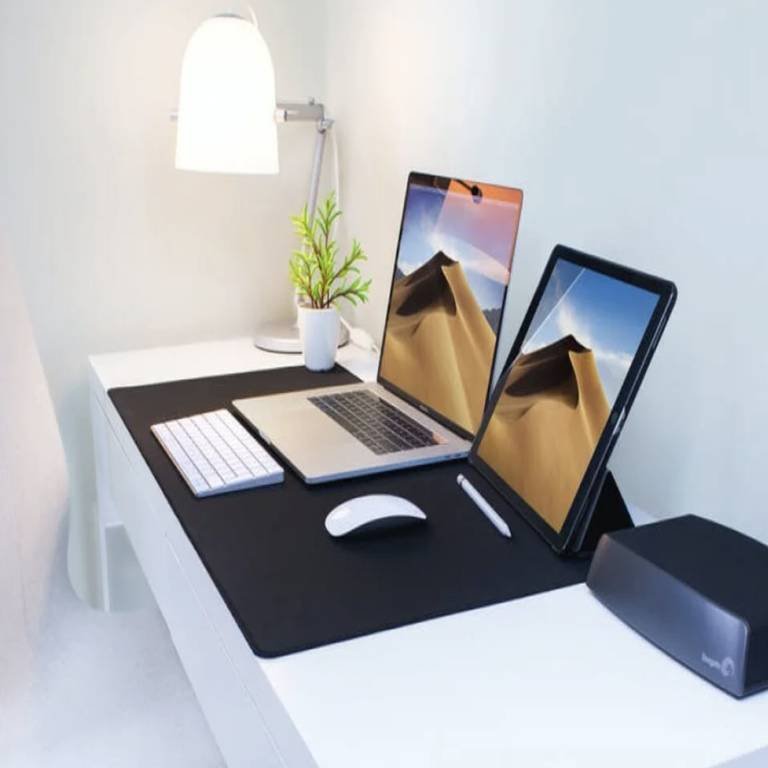 एक ही कंप्यूटर पर macOS और Windows 10 को एक साथ चलाने की प्रक्रिया को दर्शाता हुआ चित्र, जिसमें ड्यूल बूट और वर्चुअल मशीन के विकल्प दिखाए गए हैं।